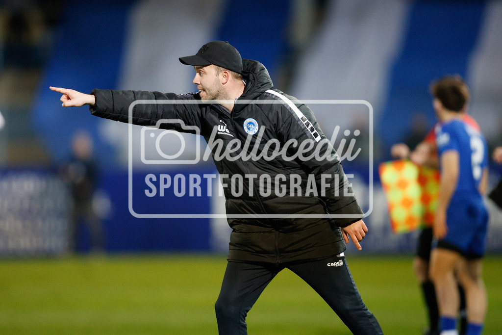 Fußball I Herren I Saison 2025-2026 I Krombacher Westfalenpokal I VfL Sportfreunde Lotte - FC Gütersloh-56 | Fabian Lübbers (Trainer, Sportfreunde Lotte) gibt seinem Team Anweisungen. - Realisiert mit Pictrs.com