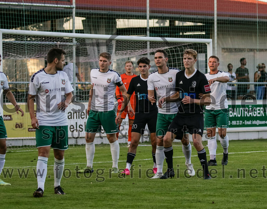 2023-08-18_031_FC_Schwaig_gegen_TSV_Kastl | Oberding, Deutschland, 18.08.2023:
Fußball, Landesliga Südost 2023 / 2024, 7. Spieltag, FC Schwaig gegen TSV Kastl, Endergebnis: 2:2

Tobias Bartl (FC Schwaig, #37), Tobias Jell (FC Schwaig, #2), Samuel Zwislsperger (TSV Kastl, #20), Maximilian Buchauer (FC Schwaig, #27), Marco Unterholzner (TSV Kastl, #18)

Foto: Christian Riedel / fotografie-riedel.net