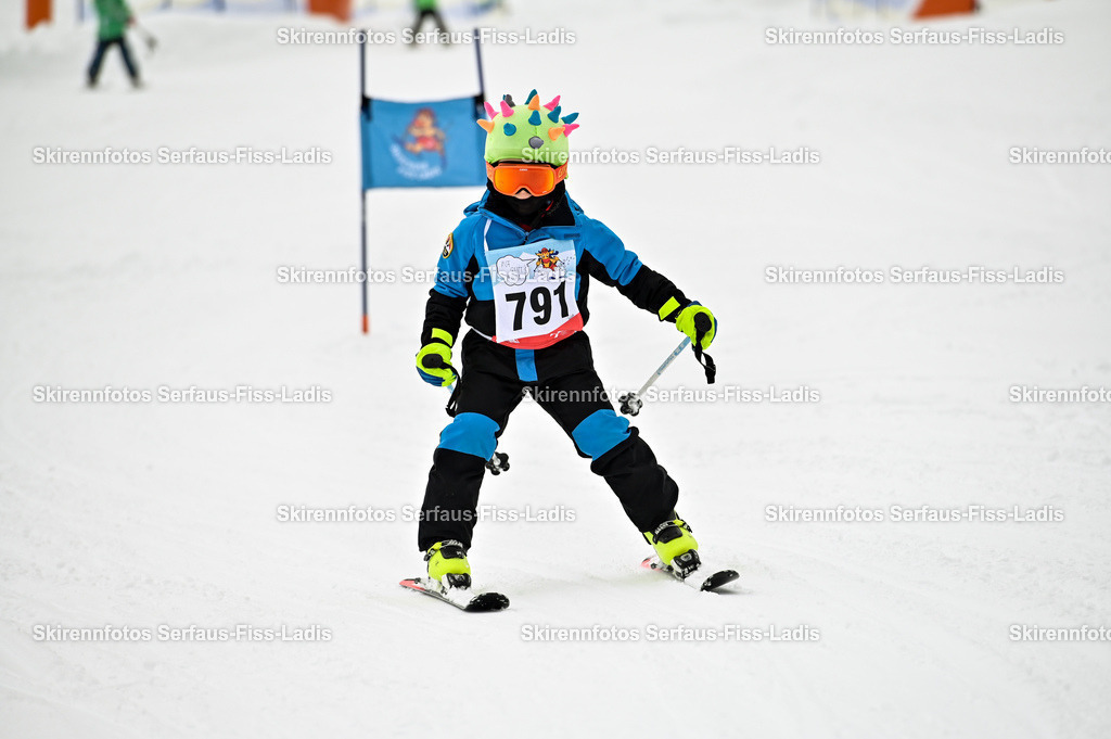 SRF_20.02.2026_0972 | Skirennfotos,Serfaus,Fiss,Ladis,Kinderskirennen,Winter,Tirol,Oberland,skirace,SFL,feelfree,weil wir's genießen,ski,Ski,skifahren,Sonnenplateau, - Realisiert mit Pictrs.com