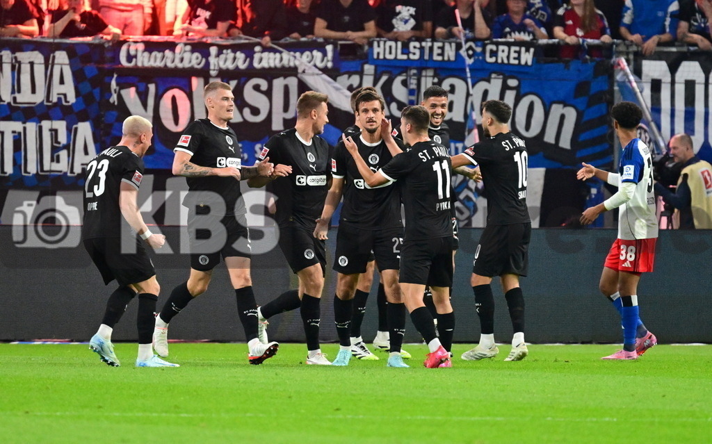 KBS Picture_HSV-FCStPauli_020 | St. Pauli Torjubel zum 1:0 v.l. Oppie Louis (St.Pauli) , Smith Eric (St.Pauli) , Sands James (St.Pauli) , Wahl Hauke (St.Pauli) , Torschuetze Dzwigata Adam (St.Pauli) , Pyrka Arkadiusz (St.Pauli) , Sinani Danel (St.Pauli) , Rossing-Lelesiit Alexander (HSV) ,Sportplatz :  Volksparkstadion,Hamburger Derby, - Realisiert mit Pictrs.com