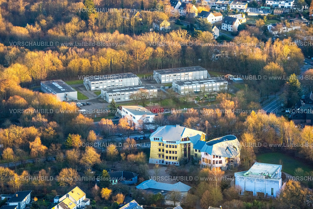 Bochum251204749Wattenscheid | Luftbild. von unten nach oben: Widar Schule Waldorfschule, Freiwillige Feuerwehr Bochum - Löscheinheit Eppendorf Höntrop, Containerdorf Flüchtlingsunterkunft Höntroper Straße, herbstliche Bäume, Westenfeld, Bochum, Ruhrgebiet, Nordrhein-Westfalen, Deutschland