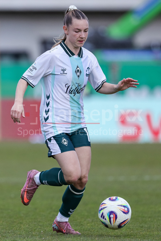 Fussball, Google Pixel Frauen-Bundesliga, SV Werder Bremen - SGS Essen | Michelle Weiß (SV Werder Bremen, 15) am Ball, Freisteller, Einzelbild, Ganzkörper, Aktion, Action, Spielszene, DIE DFB-RICHTLINIEN UNTERSAGEN JEGLICHE NUTZUNG VON FOTOS ALS SEQUENZBILDER UND/ODER VIDEOÄHNLICHE FOTOSTRECKEN. DFB REGULATIONS PROHIBIT ANY USE OF PHOTOGRAPHS AS IMAGE SEQUENCES AND/OR QUASI-VIDEO.