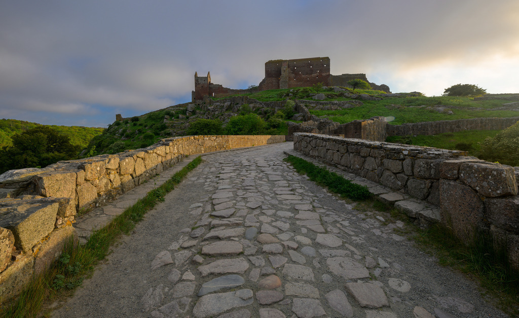 2024-440-Verbessert-SR | Hammershus auf der dänischen Ostseeinsel Bornholm ist die größte Burgruine in Nordeuropa. - Realisiert mit Pictrs.com