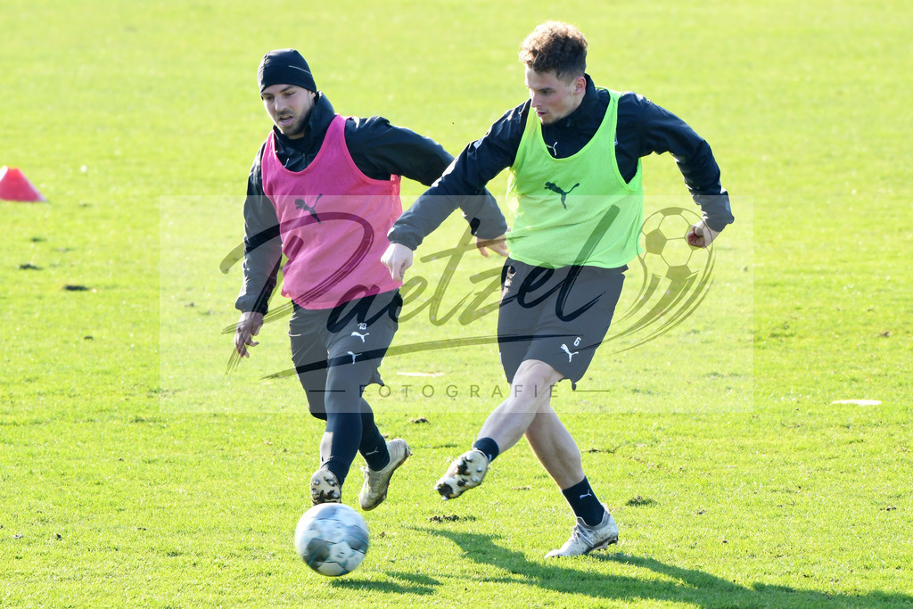 20200207_TRAOSN_0020 | Fußball, Herren: Kevin Wolze (VfL Osnabrueck) und Moritz Heyer (VfL Osnabrueck) im Zweikampf waehrend der Trainingseinheit des VfL Osnabrueck im Sportpark Illoshoehe am 07.02.2020 in Osnabrueck, Deutschland. - Realisiert mit Pictrs.com
