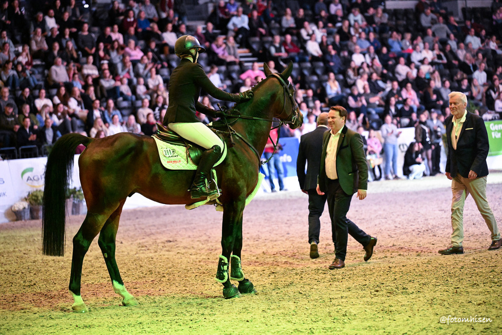 021125-19-290 | Foto Mhisen Pferdefotografie#, Reitturnier Frankfurt#  #Dressur und Springen
#Profi Pferdefotograf Reitturnier Fotograf 
#Sport Horses Photographer 
#equestrain photographer - Realisiert mit Pictrs.com