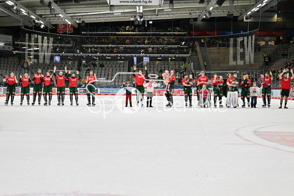 Augsburger Panther - Löwen Frankfurt  | Das Team der Augsburger Panther feiert zusammen mit den Fans dem Heimspieg gegen Frankfurt / DEL: Augsburger Panther - Loewen Frankfurt, Curt Frenzel Stadion am 12.01.2025