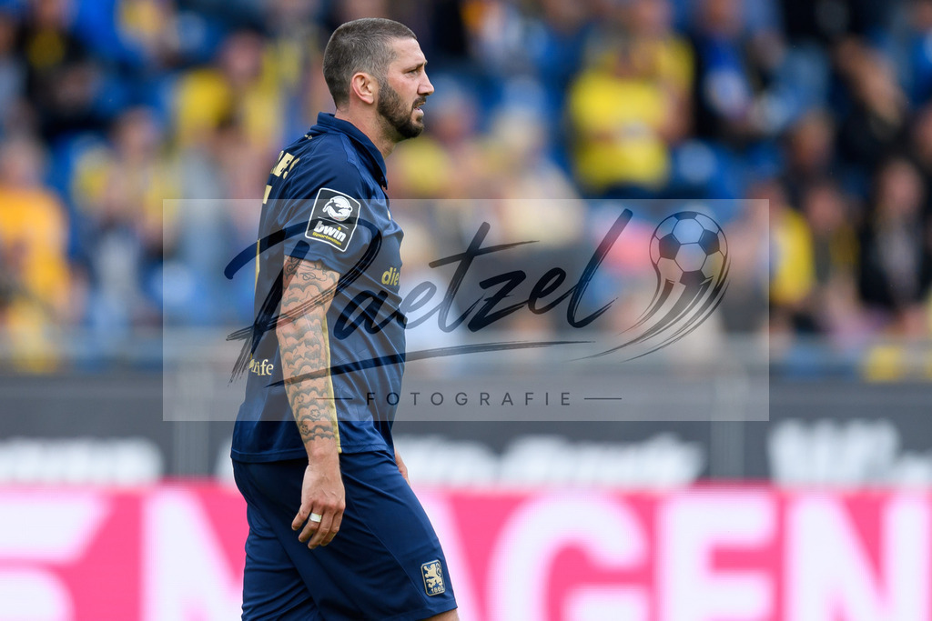 EBSTSV20210828_048 | Fussball, Herren: Sascha Moelders (TSV 1860 Muenchen) enttaeuscht beim Spiel der 3. Liga zwischen Eintracht Braunschweig und TSV 1860 Muenchen im Eintracht-Stadion am 28.08.2021 in Braunschweig, Deutschland.DFB / DFL REGULATIONS PROHIBIT ANY USE OF PHOTOGRAPHS AS IMAGE SEQUENCES AND/OR QUASI-VIDEO. - Realisiert mit Pictrs.com