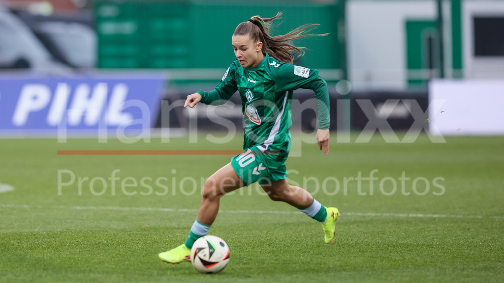 Fussball, Google Pixel Frauen-Bundesliga, SV Werder Bremen - SC Freiburg | v.li.: Tuana Mahmoud (SV Werder Bremen, 10) am Ball, Freisteller, Einzelbild, Ganzkörper, Aktion, Action, Spielszene, DIE DFB-RICHTLINIEN UNTERSAGEN JEGLICHE NUTZUNG VON FOTOS ALS SEQUENZBILDER UND/ODER VIDEOÄHNLICHE FOTOSTRECKEN. DFB REGULATIONS PROHIBIT ANY USE OF PHOTOGRAPHS AS IMAGE SEQUENCES AND/OR QUASI-VIDEO.