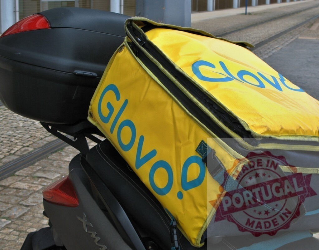 Glovo food delivery bag on a scooter | Glovo courier insulated bag mounted on a motorcycle for urban food delivery services - Realisiert mit Pictrs.com