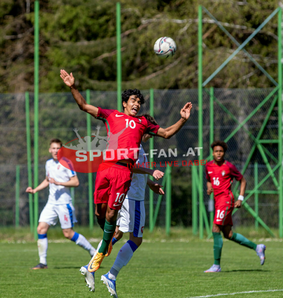 Portugal  U15 -Czech Republic U15 | JIRI MICEK (Czech Republic #4) JOÃO SIMÕES (Portugal #10) RAFAEL MELO (Portugal #16)  ; Portugal  U15 -Czech Republic U15 am 29.04.2022 in Arnoldstein
(Sportplatz), AUSTRIA, (Photo by Ernst Krawagner sport-fan.at) - Realisiert mit Pictrs.com