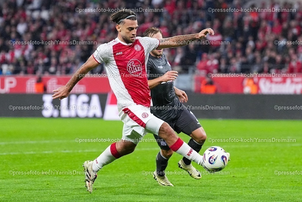 xydrx17092501139 | 17.09.2025, xydrx, Fußball, 3.Liga, Rot-Weiss Essen - VFL Osnabrück, Saison 2025 2026, Stadion an der Hafenstraße: Jose-Enrique Rios Alonso (Rot-Weiss Essen #23) im Zweikampf gegen Lars Kehl (VFL Osnabrück #18)   DFB regulations prohibit any use of photographs as image sequences and or quasi-video.