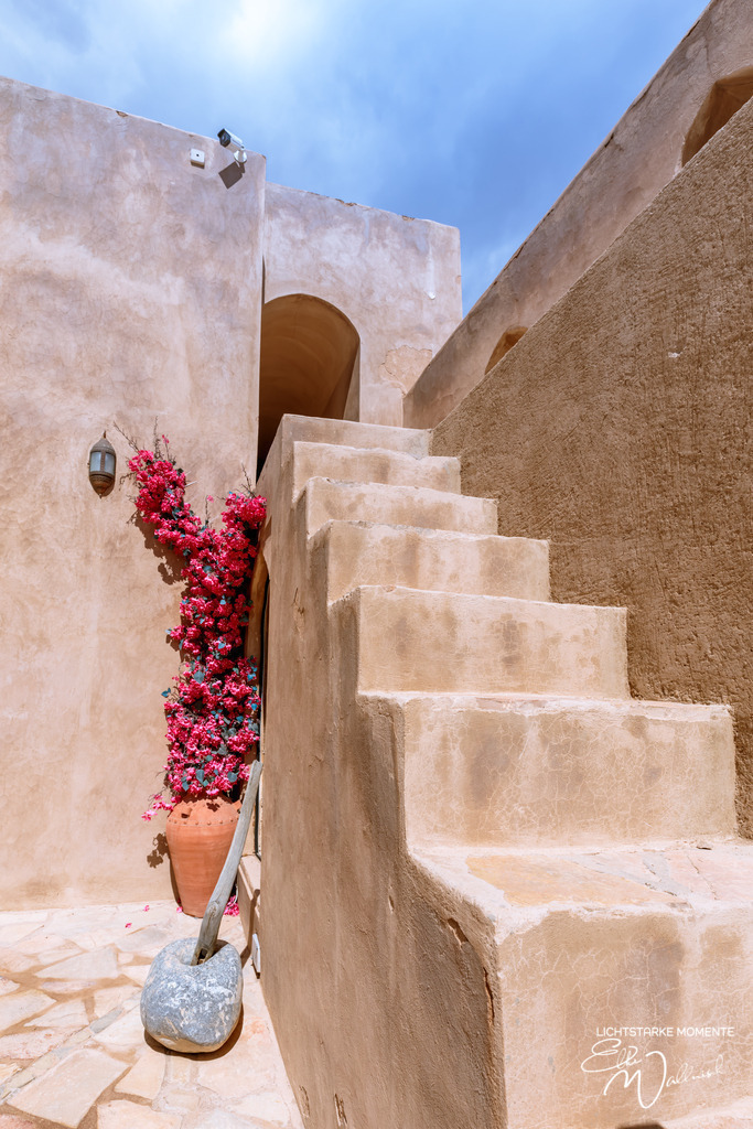 Festung Jabreen, Oman | Herzlich willkommen auf meiner Seite! Ich bin Elke Wallnisch, Deine Fotografin für lichtstarke Momente. Der Name steht für alles, was mich mit der Fotografie verbindet: Das Licht und seine machtvolle Wirkung auf eine Situation oder unsere Stimmung - Realisiert mit Pictrs.com