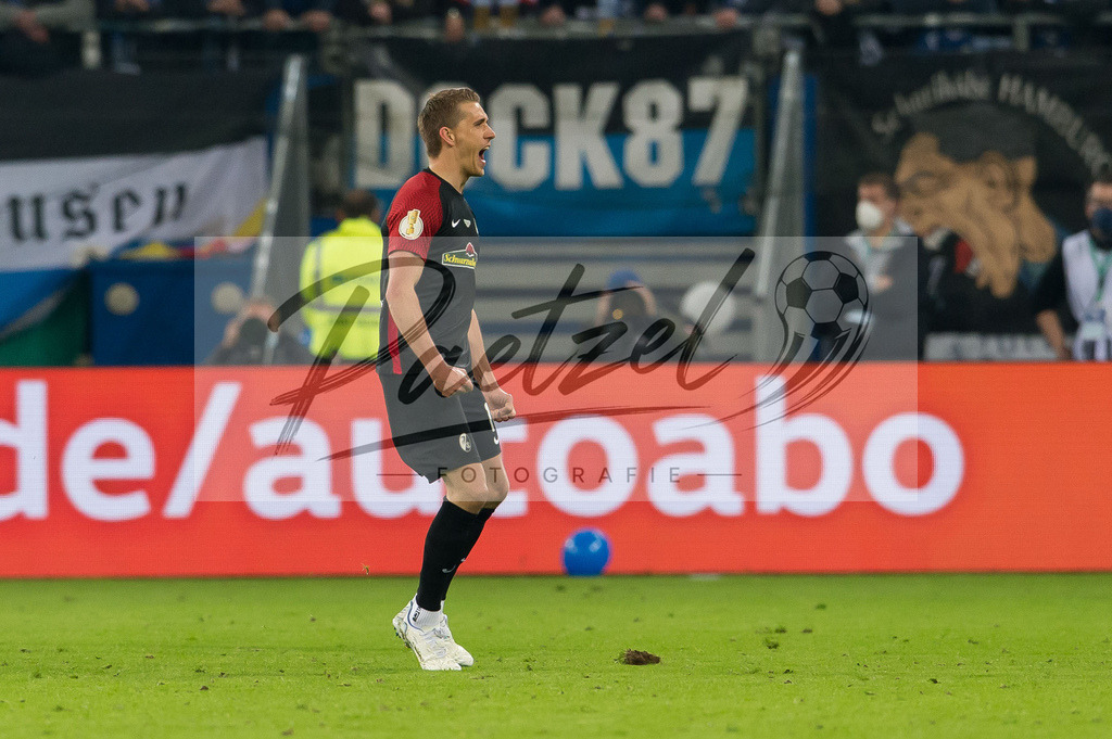 HSVSCF20220419_074 | Fussball, Herren: Nils Petersen (SC Freiburg) Torjubel, jubelt nach seinem Treffer zum 0:1 beim DFB-Pokal-Halbfinalspiel zwischen Hamburger SV und SC Freiburg im Volksparkstadion am 19.04.2022 in Hamburg, Deutschland.DFB / DFL REGULATIONS PROHIBIT ANY USE OF PHOTOGRAPHS AS IMAGE SEQUENCES AND/OR QUASI-VIDEO. - Realisiert mit Pictrs.com