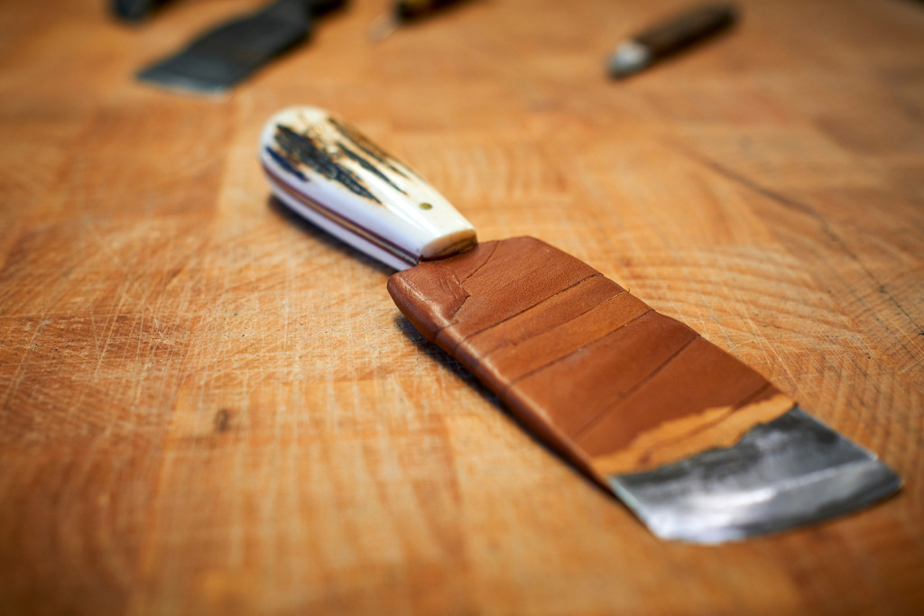 Albert Pattermann Wien | WIen, Austria - February 28, 2020; Albert Pattermann Wien; Leder Schälmesser auf dem Tisch. - Realisiert mit Pictrs.com