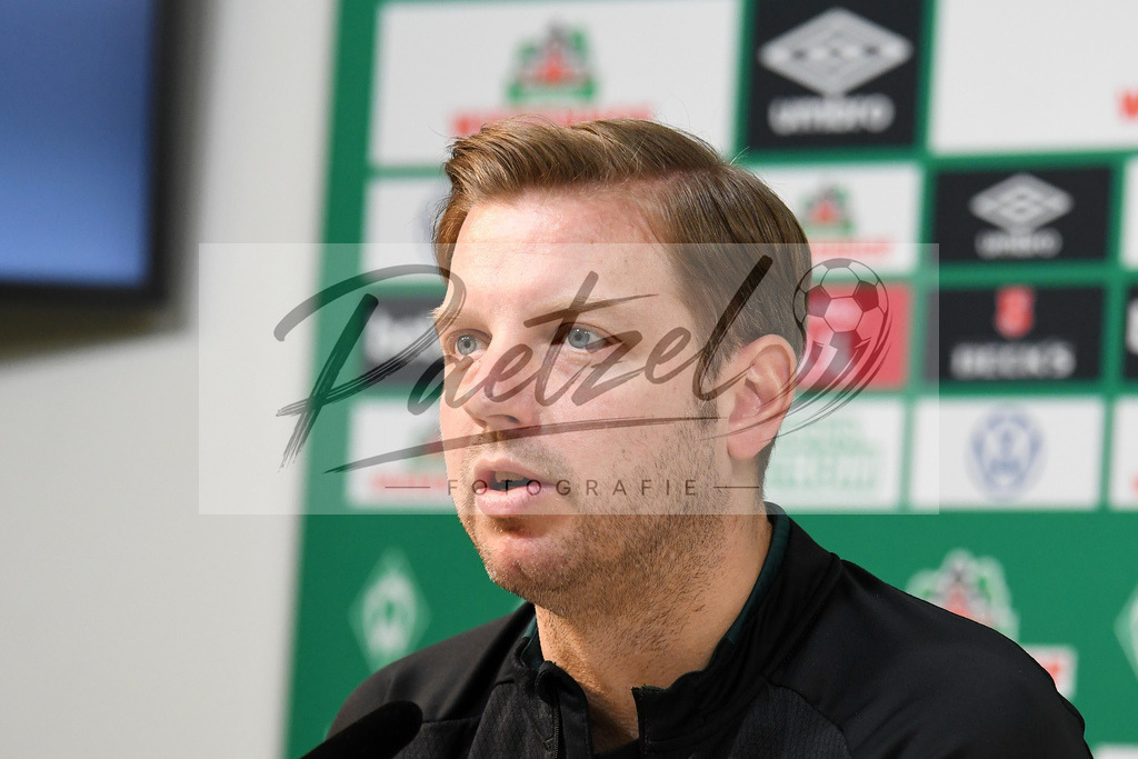 20200303_PKWBRE_0020 | Fussball, Herren: Trainer Florian Kohfeldt (SV Werder Bremen) schaut waehrend der Pressekonferenz des SV Werder Bremen im Presseraum des wohninvest Weserstadion am 03.03.2020 in Bremen, Deutschland. - Realisiert mit Pictrs.com