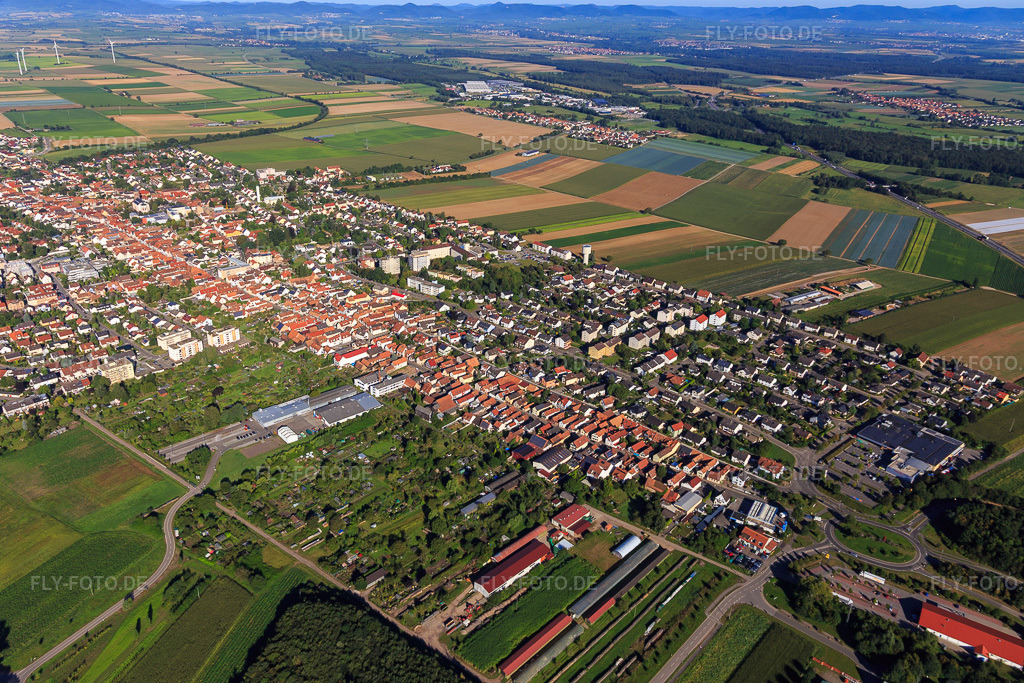 Luftbild: Stadtübersicht aus Osten in Kandel im Bundesland Rheinland-Pfalz in Deutschland. Foto: IMG_094018.jpg vom 23.08.2016 durch Werner Riehm/FLY-FOTO.de