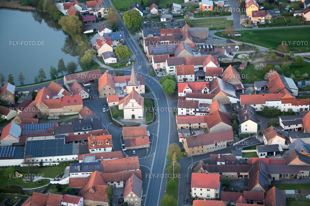 Ortsansicht | Luftbild: Ortsansicht im Ortsteil Mönchstockheim in Sulzheim im Bundesland Bayern in Deutschland. Foto: IMG_088140.jpg vom 06.05.2016 durch Werner Riehm/FLY-FOTO.de - Realisiert mit Pictrs.com