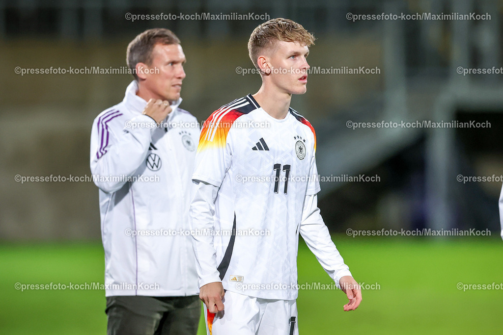WUP14102402146 | 14.10.2024, Fußball, U20 Länderspiel Deutschland - Ghana, Stadion am Zoo, Wuppertal, Saison 2024 2025: Trainer Hannes Wolf (GER) neben Anton Kade (GER #11)