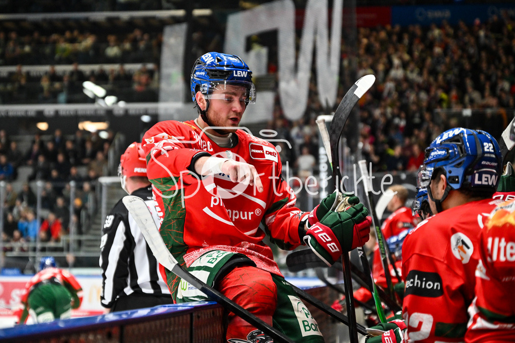 Augsburger Panther - Eisbären Berlin | AUGSBURG, GERMANY - 27. JANUARY: im Bild Alexander BLANK (Augsburger Panther 26) auf der Bank der Panther während dem Match zwischen den Augsburger Panthern und den Fischtown Pinguins am 43. Spieltag der Penny DEL im Curt Frenzel Stadion