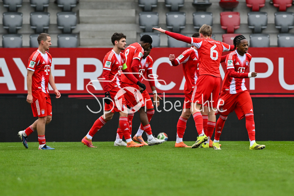FC Bayern München - Berliner Athletik Klub | MUNICH, GERMANY - 21. FEBRUARY: Jubel der Bayern nach dem Treffer zum 1-o durch Michael MATOSEVIC (FC Bayern München U19 10) / Tor / Torschuetze / Freude / Happy während dem Spiel zwischen der U19 des FC Bayern München und der U19 des Berliner Athletik Klubs am 3. Spieltag der DFB-U19 Nachwuchsliga am FC Bayern Campus