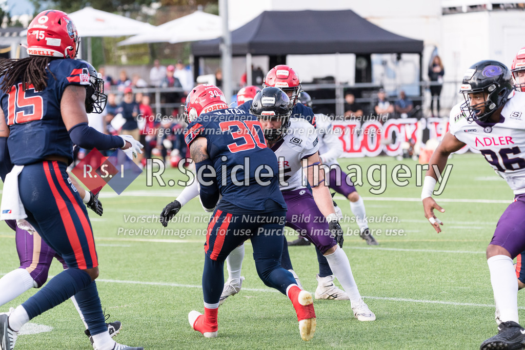 RS-1-003277 | Curtis Slater (#30, Sea Devils) trägt den Ball zurüclk und läuft Simeon Gabriel (#45, Frankfurt, LB) in die Arme.