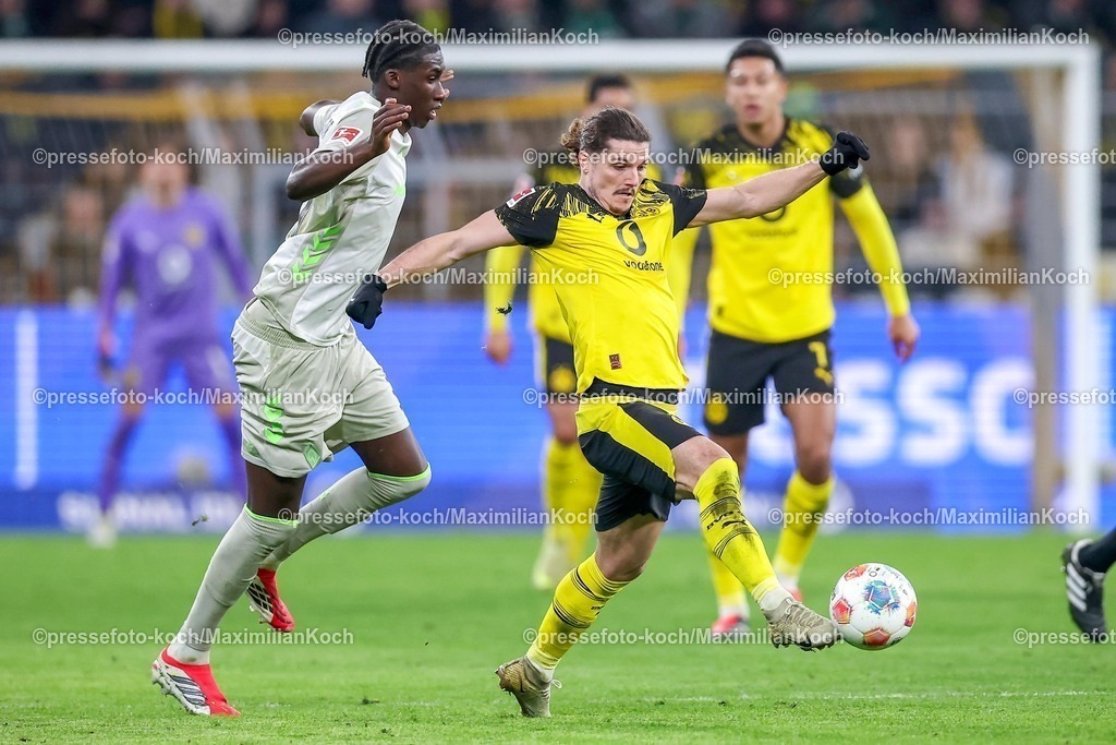 BVB13012601081 | 13.01.2026, Fußball, Borussia Dortmund - SV Werder Bremen,, 1. Fußball Bundesliga, 17. Spieltag, Signal Iduna Park, Saison 2025 2026: Karim Coulibaly (SV Werder Bremen #31) im Zweikampf gegen  Marcel Sabitzer (BVB #20)  DFB regulations prohibit any use of photographs as image sequences and or quasi-video.