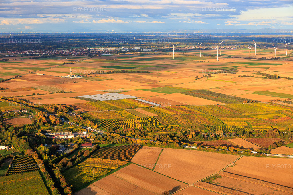 Luftbild: Geothermiekraftwerk Insheim zur Lithiumgewinnung durch die Vulcan Energy GmbH im Hintergrund Rig V20 der Vercana GmbH und der Windpark Offenbach  bohrungen/ in Rohrbach im Bundesland Rheinland-Pfalz in Deutschland. Foto: IMG_150253.jpg vom 15.10.2025 durch Werner Riehm/FLY-FOTO.deV-ER.EU