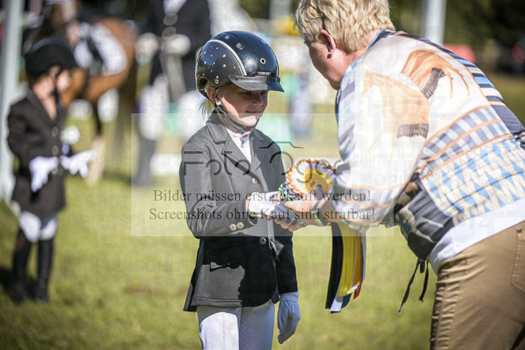 DOS_0506 | Entdecke hochwertige Reitturnierfotos von Foto Oger. Professionell, emotional und authentisch – jetzt Lieblingsmomente im Shop bestellen.Deutschlandweite Turnierfotografie. - Realisiert mit Pictrs.com