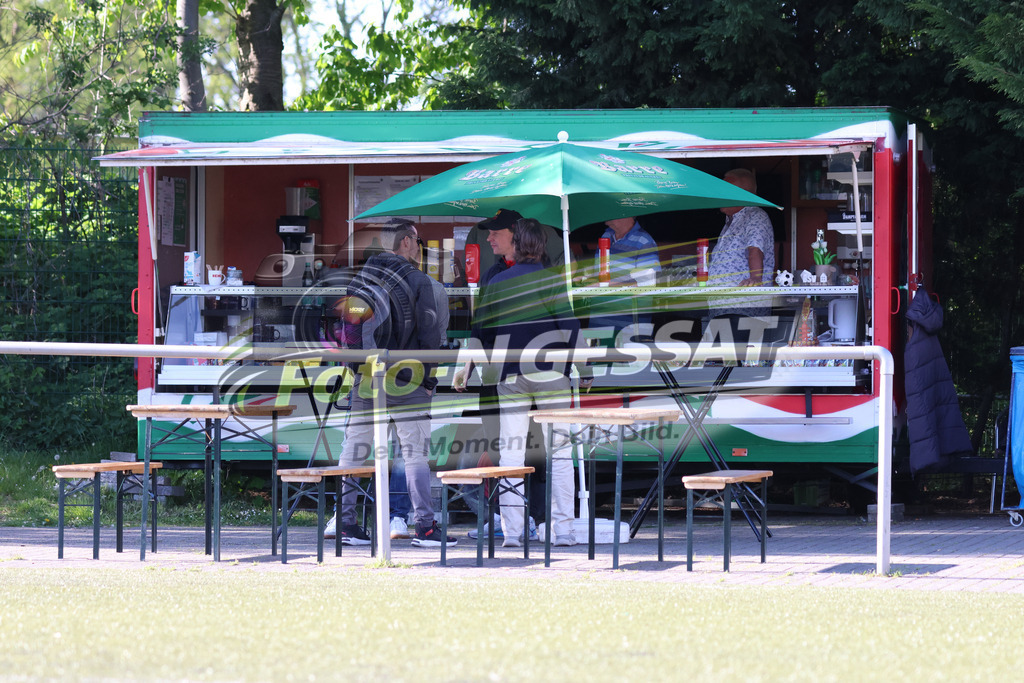 Bünder SV - SC Enger | Auf dem Bild zu sehen: rot Bünder SV: Verkaufswagen Bünder SV, SC Enger, Saison 25/26, Kreisliga A, Bünde, Deutschland - Realisiert mit Pictrs.com