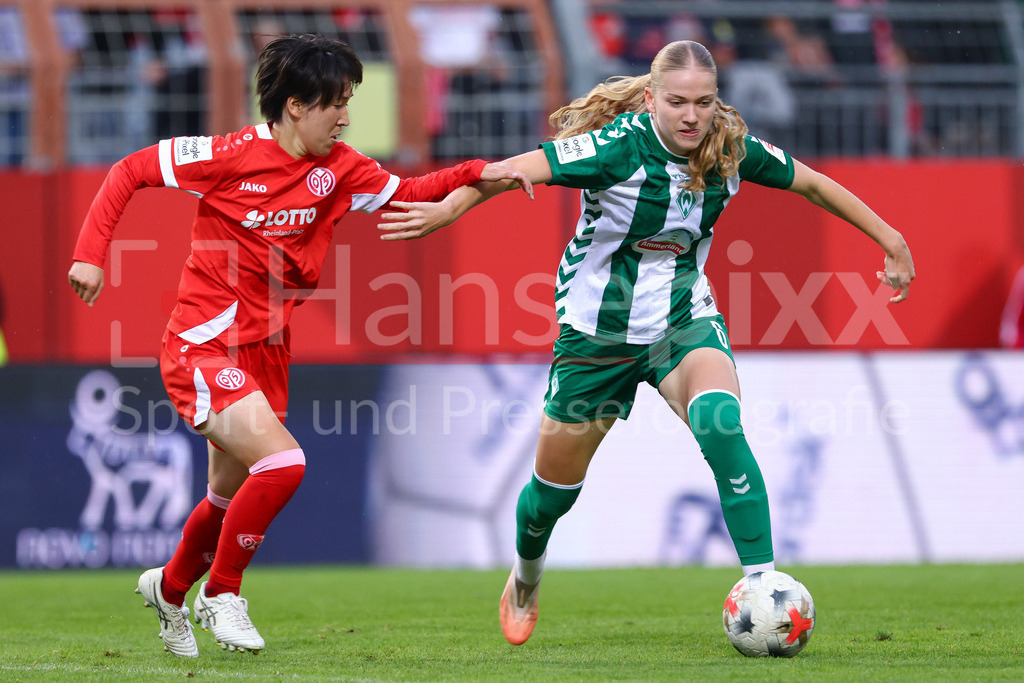 Fussball, Google Pixel Frauen-Bundesliga, 1. FSV Mainz 05 - SV Werder Bremen | v.li.: Yurina Imai (1. FSV Mainz 05, 14) und Marie Gmeineder (SV Werder Bremen, 6) im Zweikampf, Duell, Dynamik, Aktion, Action, Spielszene, DIE DFB-RICHTLINIEN UNTERSAGEN JEGLICHE NUTZUNG VON FOTOS ALS SEQUENZBILDER UND/ODER VIDEOÄHNLICHE FOTOSTRECKEN. DFB REGULATIONS PROHIBIT ANY USE OF PHOTOGRAPHS AS IMAGE SEQUENCES AND/OR QUASI-VIDEO.