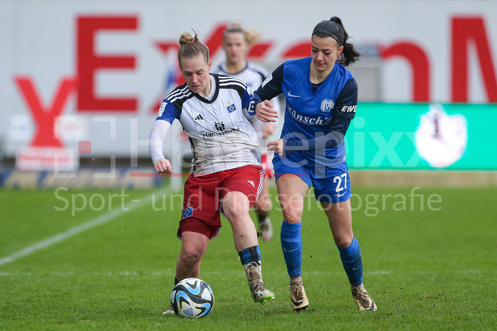 Fussball, 2. Frauen-Bundesliga, SV Meppen - Hamburger SV | v.li.: Sarah Stöckmann (Hamburger SV, 22) und Vildan Kardesler (SV Meppen, 27) im Zweikampf, Duell, Dynamik, Aktion, Action, Spielszene, DIE DFB-RICHTLINIEN UNTERSAGEN JEGLICHE NUTZUNG VON FOTOS ALS SEQUENZBILDER UND/ODER VIDEOÄHNLICHE FOTOSTRECKEN. DFB REGULATIONS PROHIBIT ANY USE OF PHOTOGRAPHS AS IMAGE SEQUENCES AND/OR QUASI-VIDEO.