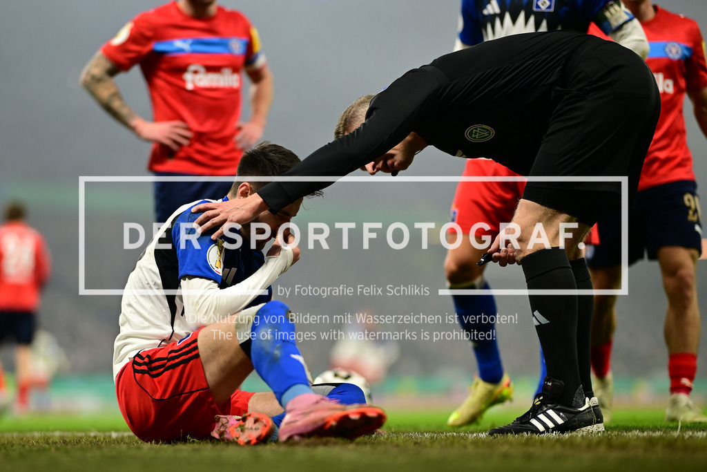 Fußball I Herren I Saison 2025-2026 I DFB-Pokal I Achtelfinale I Hamburger SV - Holstein Kiel I 38620 | Fabio Vieira (20, Hamburger SV) am Boden mit Tobias Welz (Wiesbaden) (Schiedsrichter) - Realisiert mit Pictrs.com