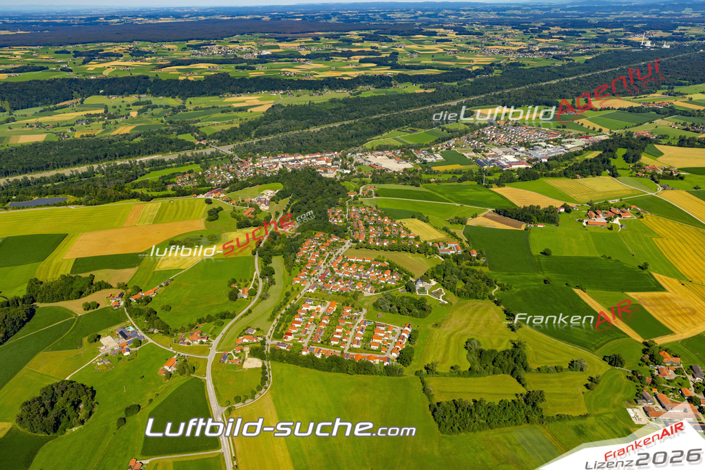 Aktuelles Luftbild von  Tittmoning - Die Luftaufnahme wurde 2022 mittels UL-Flugzeug erstellt ( keine Drohne ) - hochauflösende Kamera-Systeme von  Canon -Beste Qualität - Für grossformatige Ausdrucke geeignet. Die Geschenkidee !