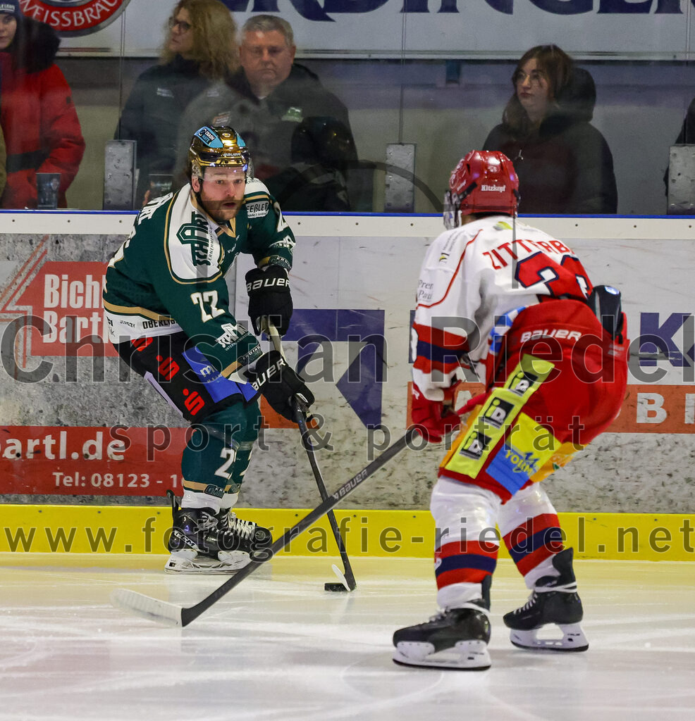 2026-02-20_122_TSV_Erding_gegen_Deggendorfer_SC | Erding, Deutschland, 20.02.2026:Eishockey, Oberliga Süd 2025 / 2026, 49. Spieltag, TSV Erding gegen Deggendorfer SC, Endergebnis: 4:1Grady Hobbs (Erding Gladiators, #22), Luca Zitterbart (Deggendorfer SC, #33)Foto: Christian Riedel / fotografie-riedel.net