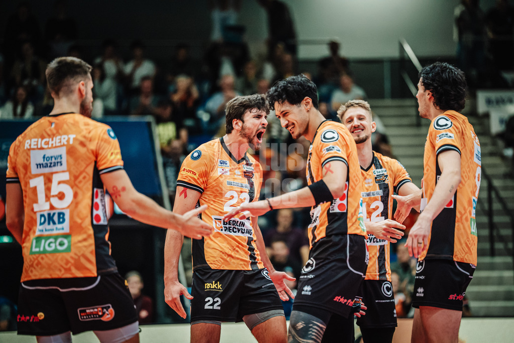 Volleyball | Herren | Saison 2025/2026 | Volleyball Ligacup | Finale | SVG Lüneburg vs. Berlin Recycling Volleys | 12.10.2024 | Berlin jubelt, v.l. Moritz Reichert (#15, BERLIN RECYCLING Volleys), Jake Hanes (#22, BERLIN RECYCLING Volleys), Nehemiah Mote (#5, BERLIN RECYCLING Volleys), Florian Krage-Brewitz (#12, BERLIN RECYCLING Volleys) und Nolan Flexen (#9, BERLIN RECYCLING Volleys)