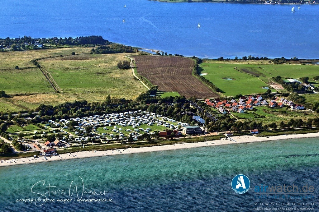 Das Ostseecamp Glücksburg-Holnis liegt auf der Halbinsel Holnis | Das Ostseecamp Glücksburg-Holnis liegt auf der Halbinsel Holnis und ist der nördlichste Campingplatz Deutschlands direkt an der Ostsee. Er befindet sich zwischen der Flensburger Innen- und Außenförde an einem der schönsten Sandstrände der Region und bietet Stellplätze in unmittelbarer Strandnähe. Der Platz eignet sich sowohl für Urlauber als auch für Dauercamper und verfügt über ein direkt an der Promenade gelegenes Dünenhaus.