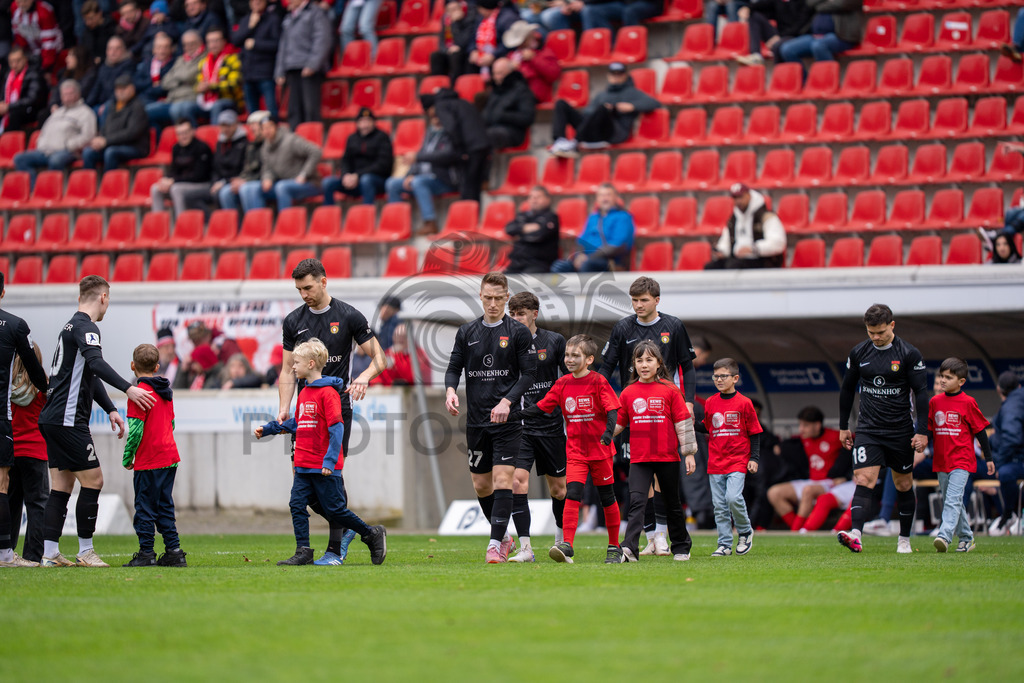 Kickers Offenbach vs. SG Sonnenhof Grossaspach, Fussball, Regionalliga Suedwest, 24. Spieltag, 14.03.2026 | SG Sonnenhof Grossaspach laeuft ein,Kickers Offenbach vs. SG Sonnenhof Grossaspach, Fussball, Regionalliga Suedwest, 24. Spieltag, 14.03.2026Foto: photosbyphips/Philip Ziegler