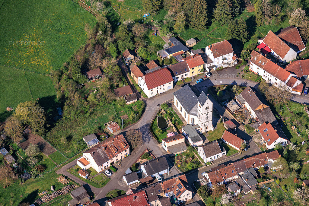 Luftbild: Kirche St. Martin Habkirchen im Ortsteil Habkirchen in Mandelbachtal im Bundesland Saarland in Deutschland.Foto: IMG_154520.jpg vom 18.04.2026 durch Werner Riehm/FLY-FOTO.deAuflösung des Originals: 6000 x 4000 px- Aktuelles