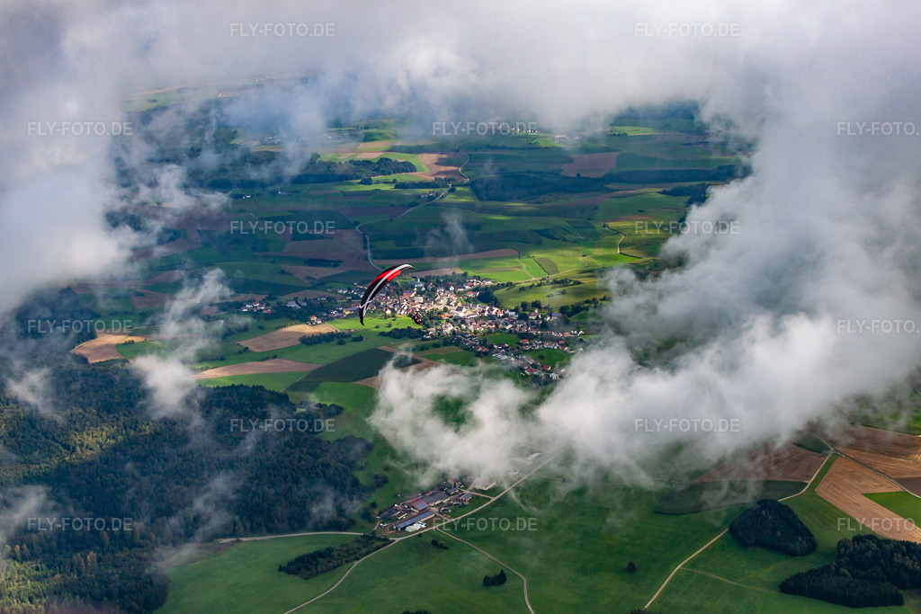 Luftbild: Ort unter Wolken im Ortsteil Gallmannsweil in Mühlingen im Bundesland Baden-Württemberg in Deutschland. Foto: IMG_71489.jpg vom 30.08.2014 durch Werner Riehm/FLY-FOTO.de