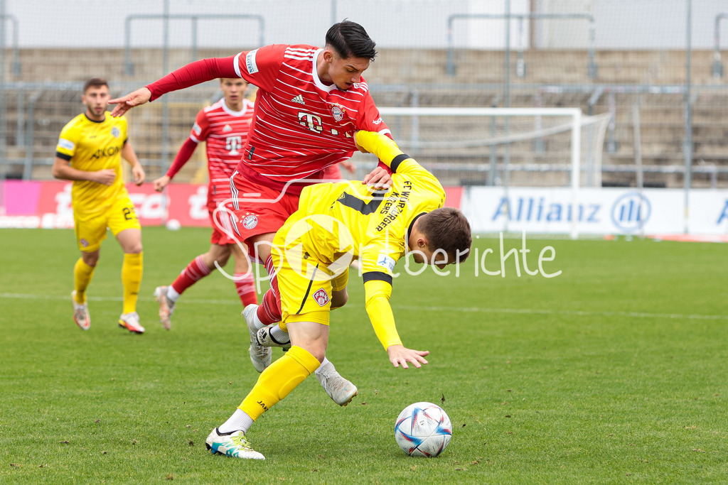 FC Bayern Amateure - FC Wuerzburger Kickers | Yusuf KABADAYI (FCB #7) im Duell mit Thomas HAAS (FWK #7)