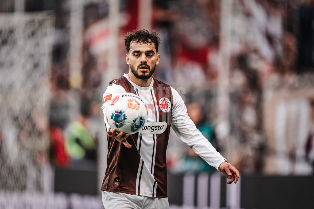 Fußball | Männer | Saison 2025/2026  | Fußball-Bundesliga | 29. Spieltag | FC St. Pauli vs. FC Bayern München | 11.04.2026 | Danel Sinani (#10, FC St. Pauli) mit dem Ball an der Hand