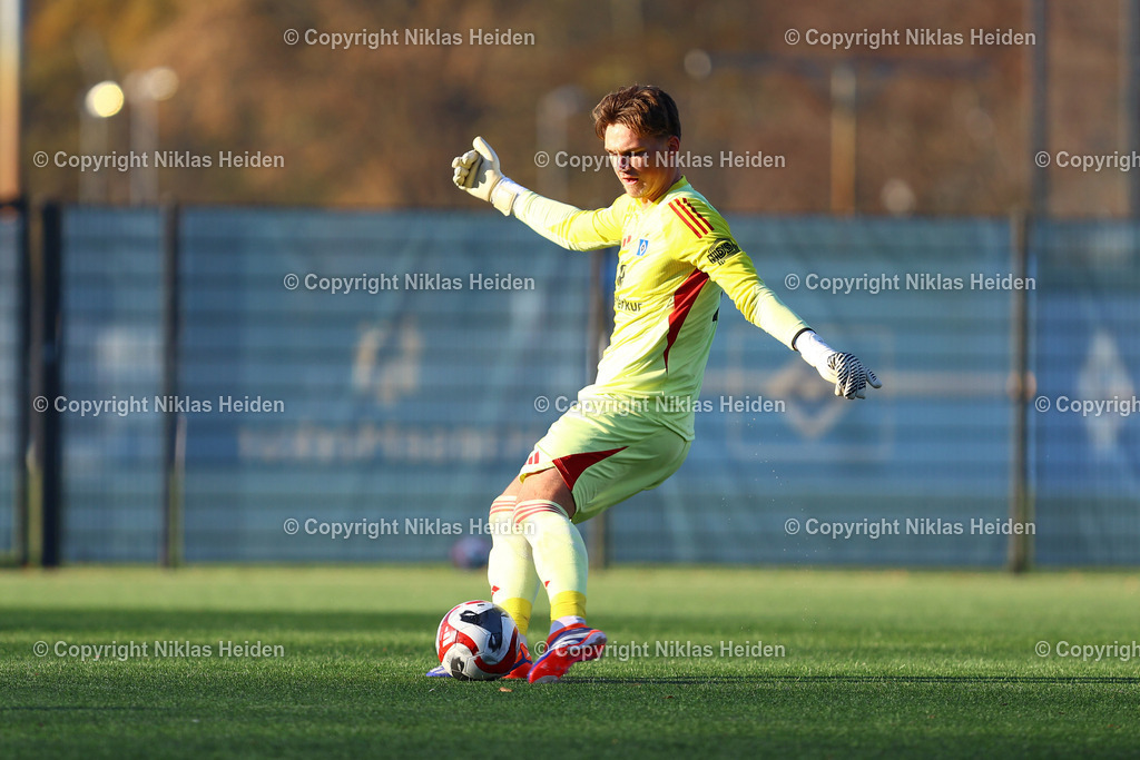 NH_HamburgerSVU19_Hannover96U19_DFBNachwuchsliga_22112025 | #22 Fernando Dickes (Hamburger SV U19)Fußball I Junioren I U19 DFB-Nachwuchsliga Vorrunde Gruppe A I Saison 2025-2026 I 12. Spieltag I Hamburger SV U19 - Hannover 96 U19 I 22.11.2025 I Trainingsplatz Volksparkstadion - Realisiert mit Pictrs.com