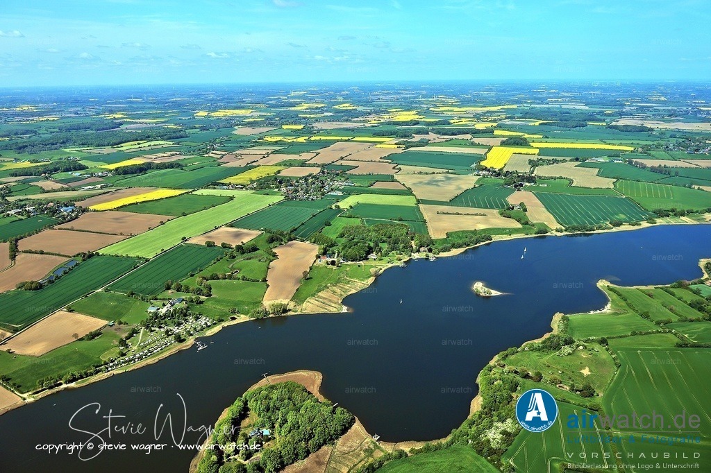 Luftbild Gross Brodersby, Goltoft, Bodersby, Naturcampingplatz Hellör | Der Naturcampingplatz Hellör liegt direkt an der Schlei inmitten des seit 2008 geschützten Naturparks Schleiregion und verfolgt die Philosophie, in und mit der Natur zu leben. Er bietet Platz für Zelte, Wohnwagen und Wohnmobile und eignet sich besonders für naturverbundene Gäste, die Ruhe und direkten Zugang zur Wasserlandschaft suchen. Die Lage ermöglicht Aktivitäten wie Schwimmen, Angeln, Wandern und Kanufahren