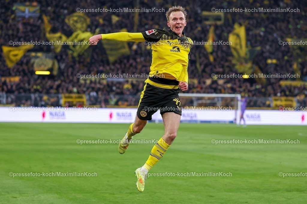 BVB22112502166 | 22.11.2025, Fußball, Borussia Dortmund - VfB Stuttgart, 1. Fußball Bundesliga, 11. Spieltag, Signal Iduna Park, Saison 2025 2026: Torjubel nach dem Tor zum 2:0 durch Torschütze Maximilian Beier&nbsp;(BVB #14) DFB regulations prohibit any use of photographs as image sequences and or quasi-video.