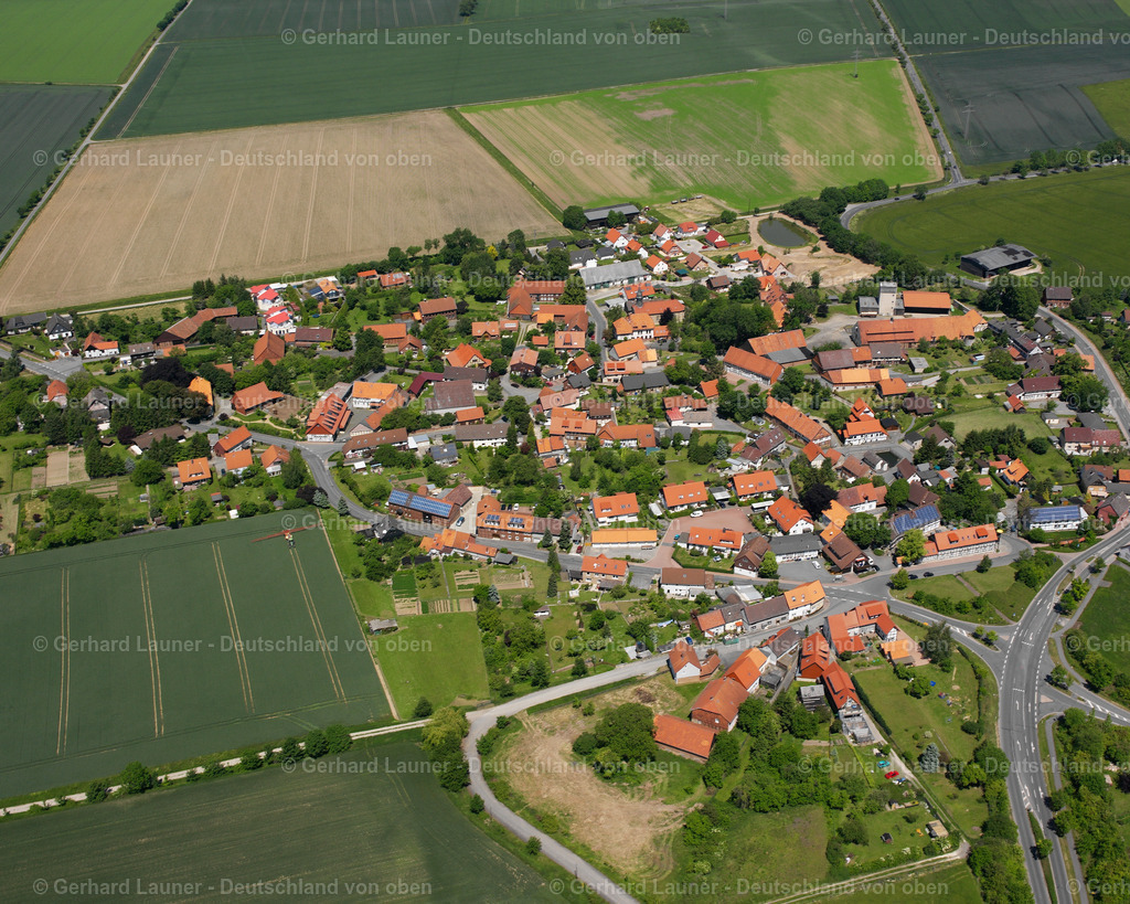 2638231 | WEDDINGEN 09.06.2006 Landwirtschaftliche Nutzflächen und Feldgrenzen  umsäumen das Siedlungsgebiet des Dorfes in Weddingen im Bundesland Niedersachsen, Deutschland // Agricultural land and field boundaries surround the settlement area of the village  in Weddingen in the state Lower Saxony, Germany Foto: Gerhard Launer