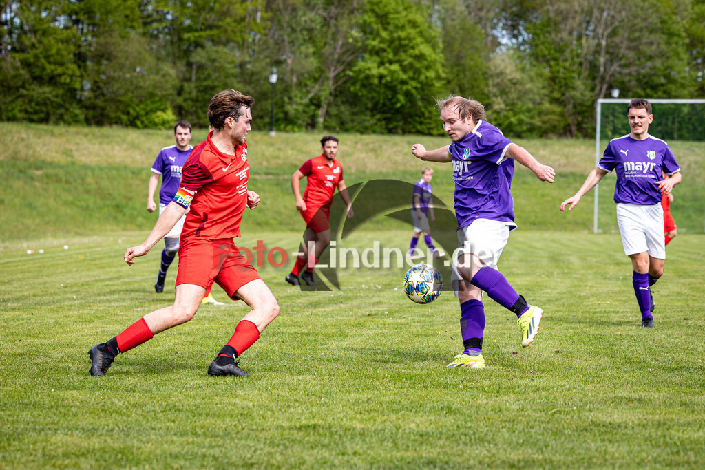SG Hungerbach II gegen MTV Berg II | Fußball Herren A-Klasse Gruppe 5 Zugspitze 2025/26 22. Spieltag, SG Hungerbach II gegen MTV Berg II, 20260503,Zweikampf,2026-05-03 in 82386 Huglfing (Sportpark Huglfing - Platz 1, Tautinger Weg 1), Moritz OTT (MTV Berg II Kapitän 16), Jan-Luka GLÖCHNER (SG Hungerbach II 2)Copyright: WolfgangxLindner www.foto-lindner.de