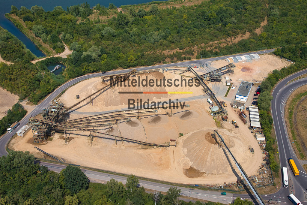 Kieswerk_Hülskens_Magdeburg_1284 | Die Kieswerke der Hülskens Barleben GmbH &amp; Co. KG in Rothensee bei Magdeburg sowie in Tornitz und Barby gehören zu den bedeutenden Standorten der Kies- und Sandgewinnung in Sachsen-Anhalt. Die Luftaufnahmen aus der Perspektive des Tragschraubers zeigen die weitläufigen Abbauflächen mit ihren großen Kiesseen, modernen Förder- und Aufbereitungsanlagen sowie der leistungsfähigen Betriebstechnik. Aus der Vogelperspektive werden die Dimensionen der Rohstoffgewinnung und die enge Verbindung von Gewinnung, Aufbereitung und Rekultivierung eindrucksvoll sichtbar.
 - Realisiert mit Pictrs.com