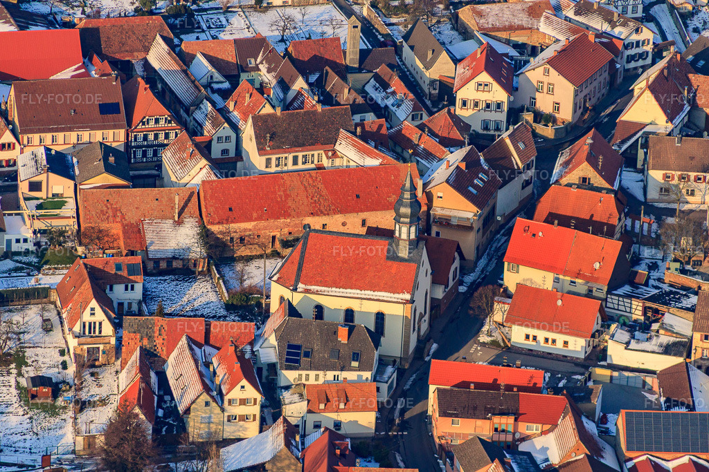 Luftbild: protest. Kirche bei Schnee in Göcklingen im Bundesland Rheinland-Pfalz in Deutschland. Foto: IMG_24465.jpg vom 16.02.2010 durch Werner Riehm/FLY-FOTO.de