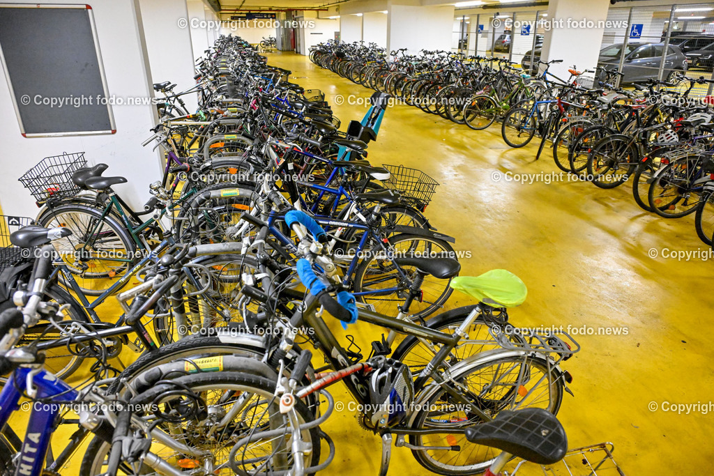 Hauptbahnhof Linz_ Fahrradkeller_ 04.03.2024-17 | 04.03.2024, Hauptbahnhof Linz, AUT, Fahrraeder, Fahrräder, im Bild Fahrradkeller, Tiefgarage, Abstellplatz fuer Fahrraeder am Hauptbahnhof Linz, Muell, Müll, Dreck, versifft, Unrat, Gestank
