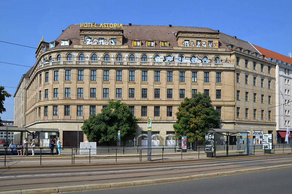 Hotel Astoria (2013) | Entdecke über 20 Kategorien Leipzig-Motive: Foto-Downloads, hochwertige Poster, Leinwand- & Fine-Art-Prints. Jetzt Lieblingsfoto im Bildlexikon Leipzig Shop bestellen!